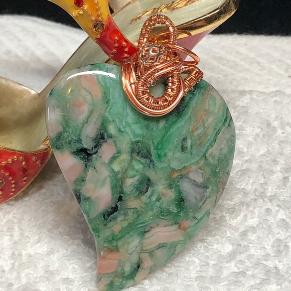 Pretty wire wrapped green heart stone - Picture 4 of 14